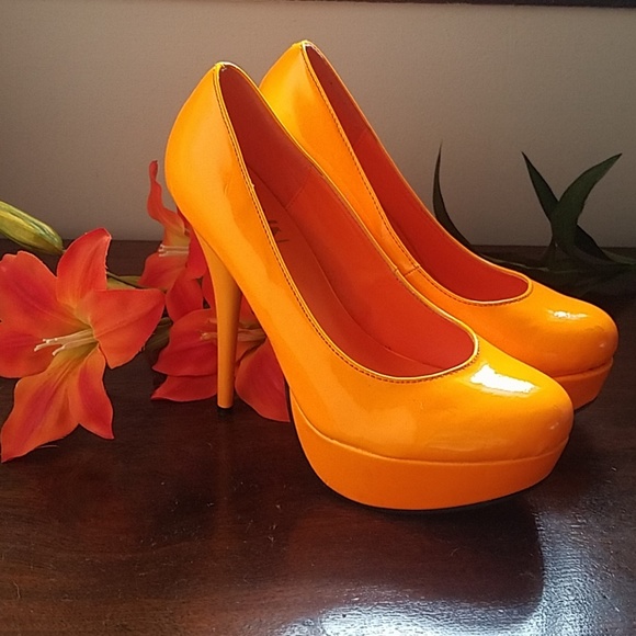 orange dress black heels